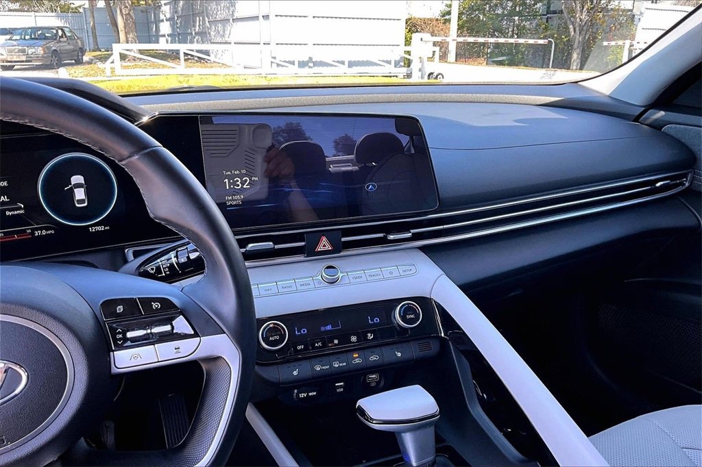 Used 2022 Hyundai Elantra Limited image 20