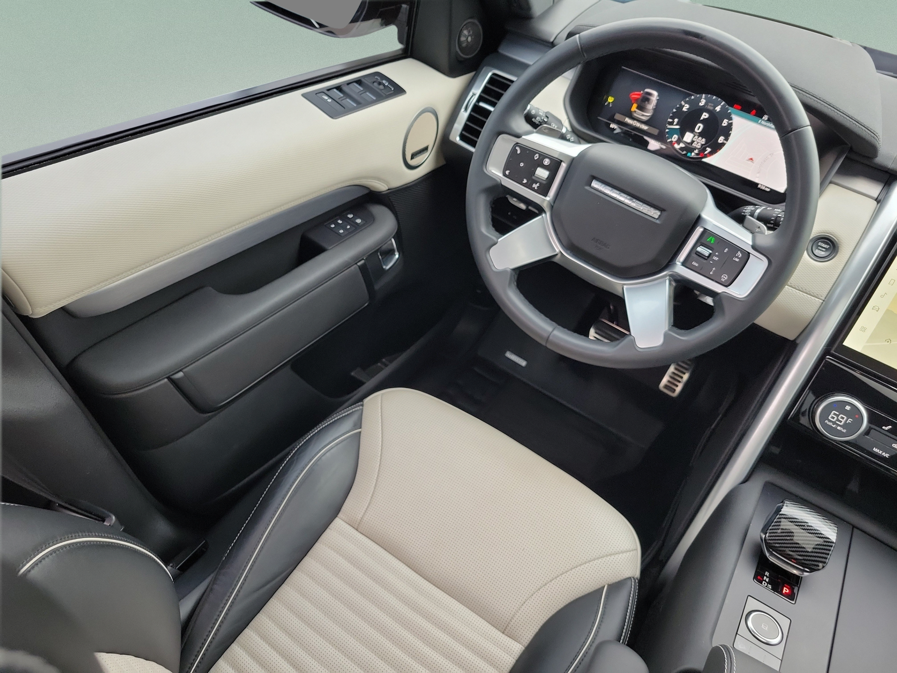 Used 2024 Land Rover Discovery Dynamic SE AWD/4WD image 14