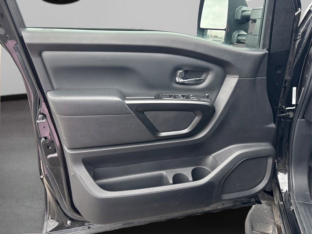 Used 2024 Nissan Titan SV w/ SV Convenience Package image 24