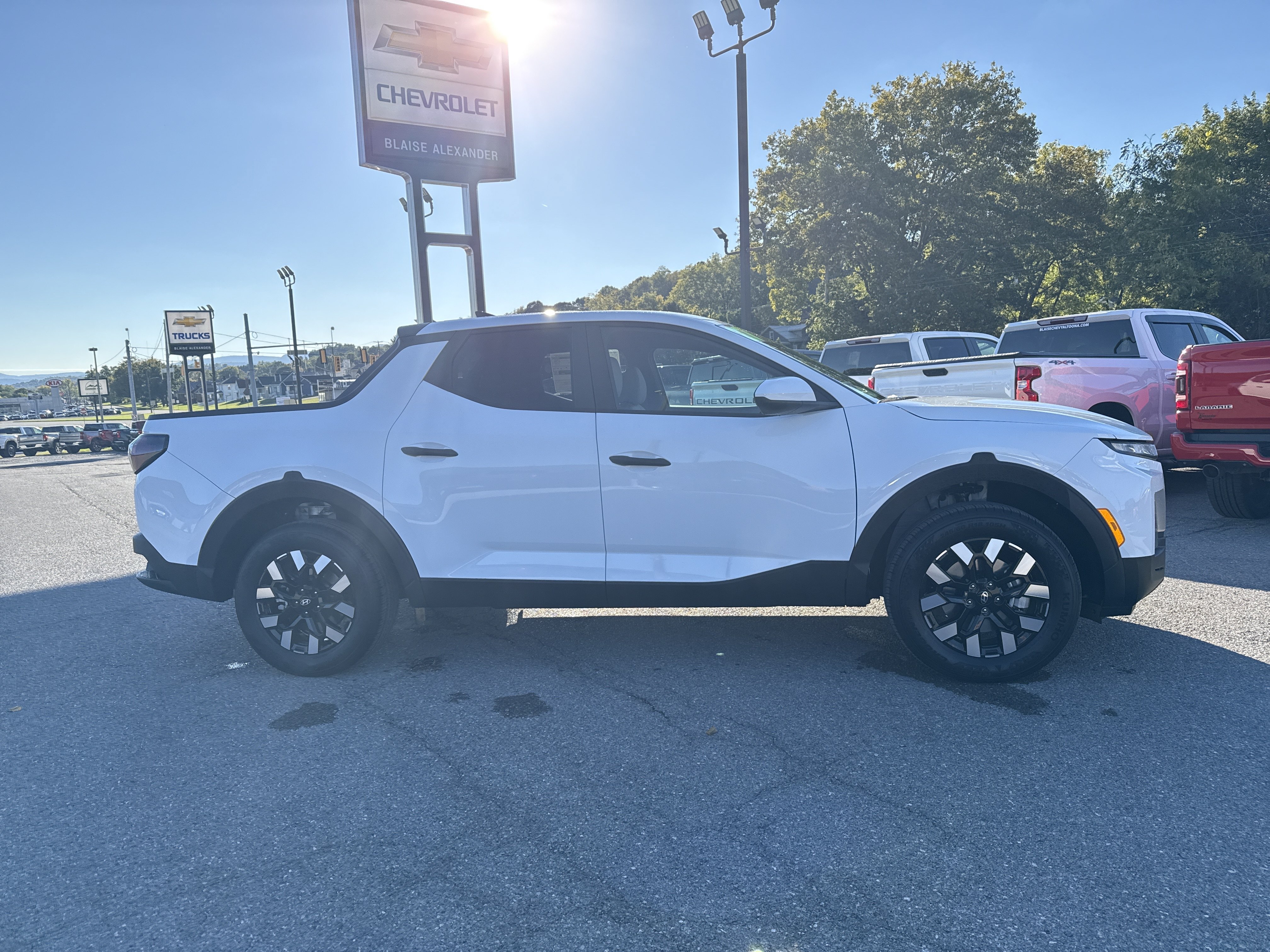 New 2027 Hyundai Santa Cruz SE AWD/4WD image 2
