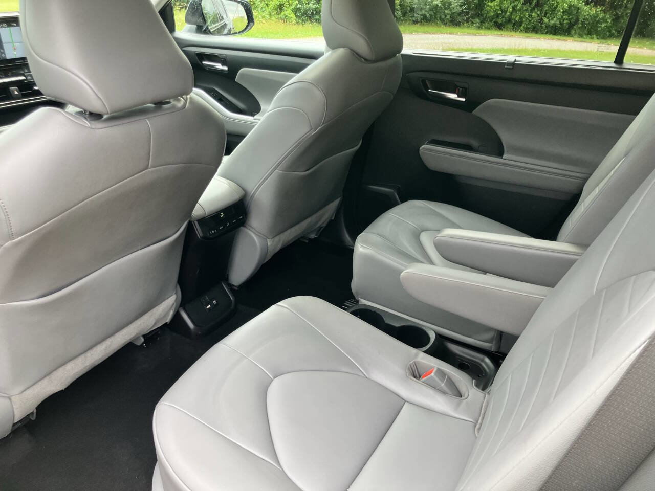 Used 2021 Toyota Highlander XLE image 23