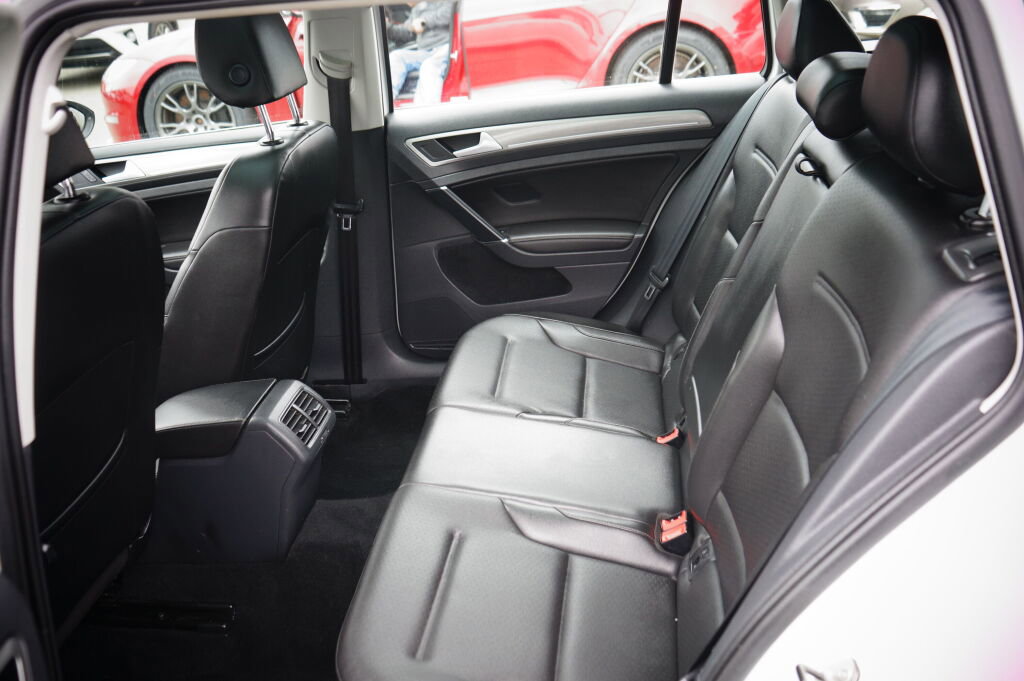 Used 2016 Volkswagen Golf SE w/ Lighting Package image 12