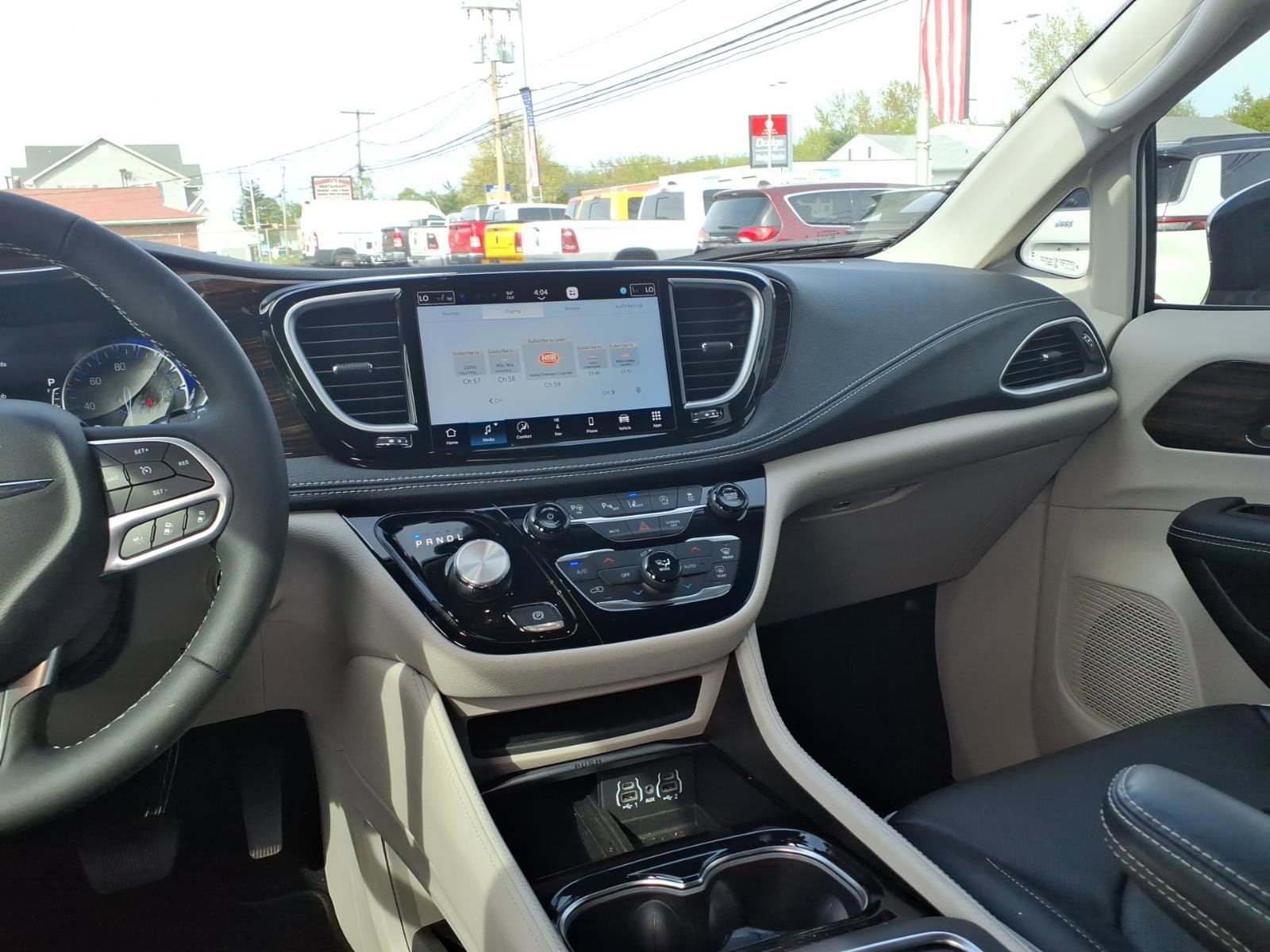Used 2023 Chrysler Pacifica Limited AWD/4WD image 12