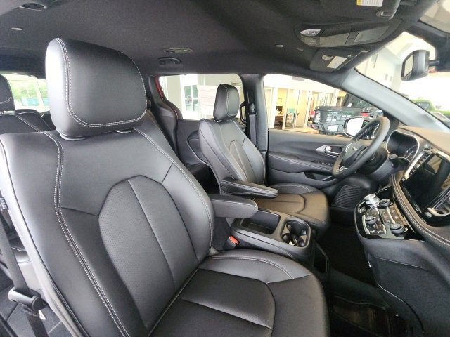 New 2026 Chrysler Pacifica Select image 17