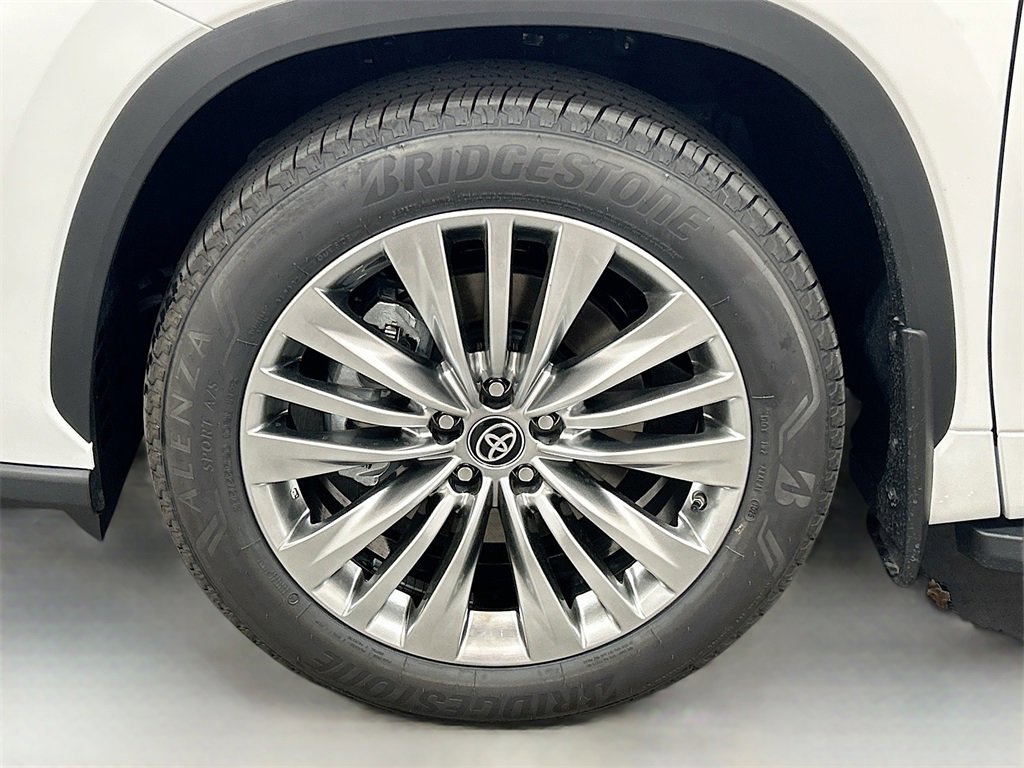 New 2025 Toyota Highlander Platinum image 30