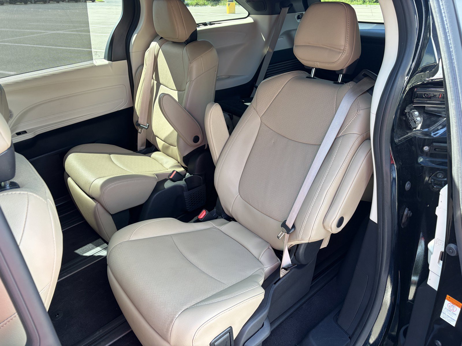 Used 2023 Toyota Sienna Limited FWD image 9