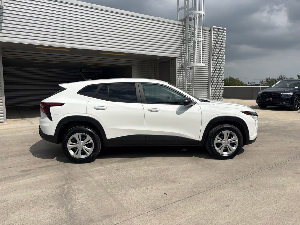 Used 2025 Chevrolet Trax LS FWD image 4