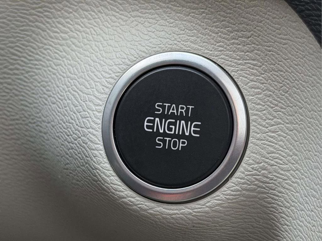 Used 2023 Volvo XC40 B5 Plus w/ Driver Assist Package image 7