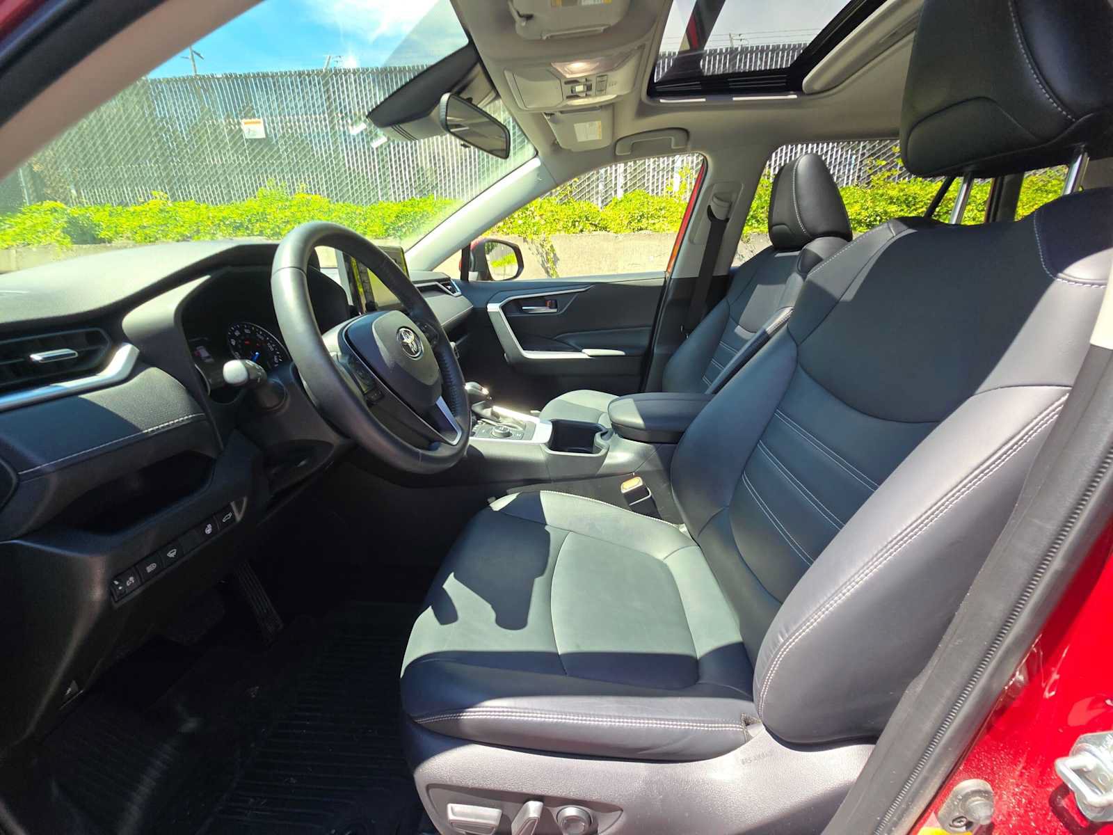 Used 2022 Toyota RAV4 XLE Premium AWD/4WD image 21