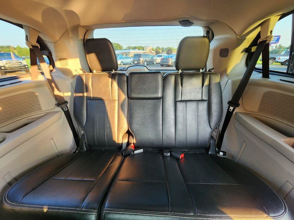 Used 2014 Chrysler Town & Country Touring w/ Driver Convenience Group FWD image 21
