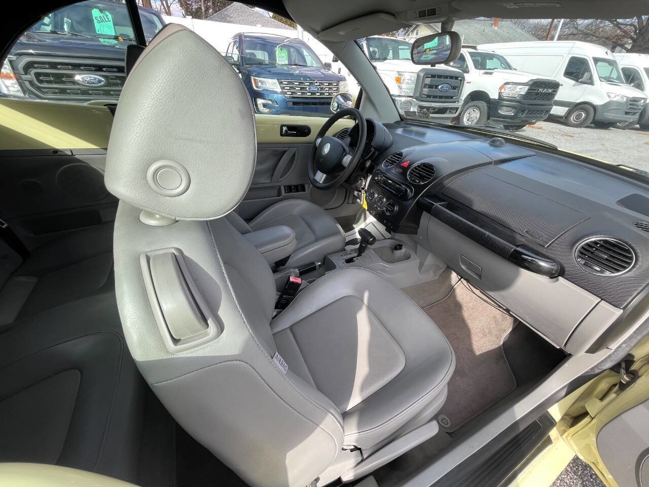 Used 2006 Volkswagen Beetle 2.5 PZEV 2dr Convertible (2.5L image 30