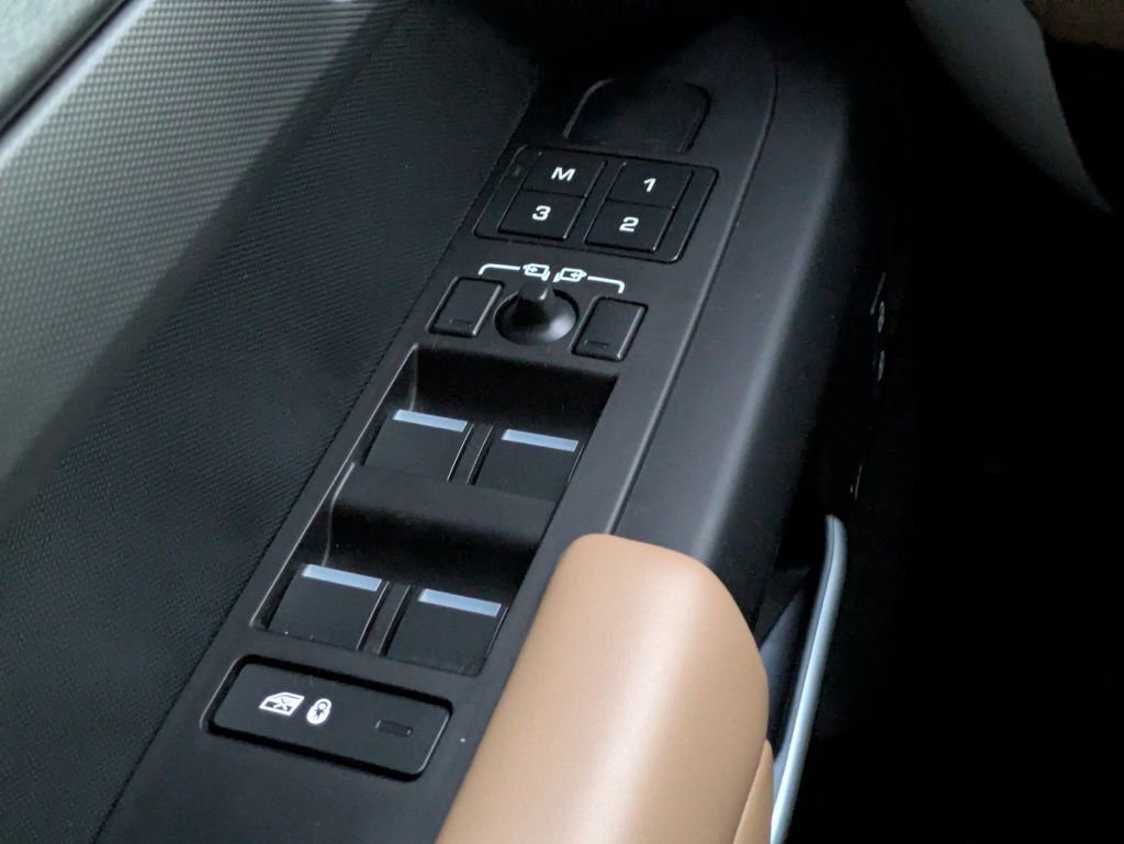 Used 2025 Land Rover Defender 130 S image 27