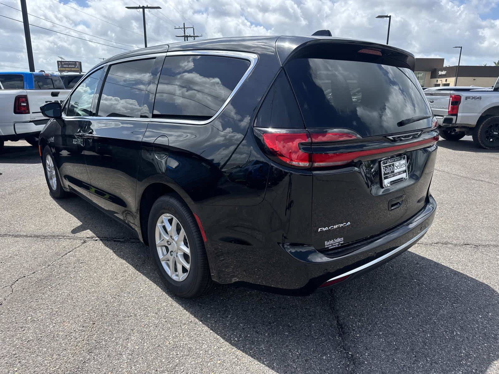 New 2027 Chrysler Pacifica Select FWD image 4