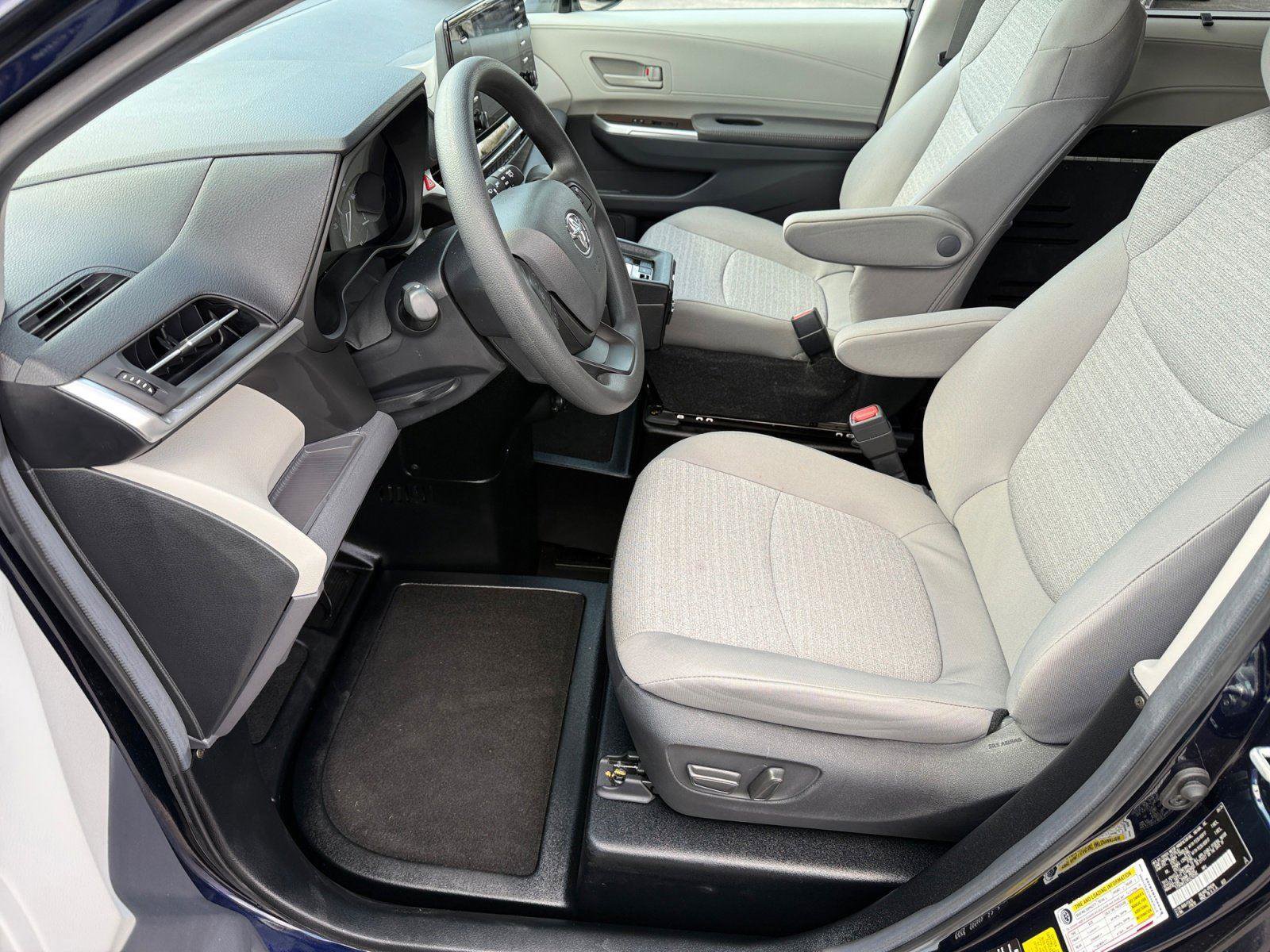 Used 2024 Toyota Sienna LE FWD image 11