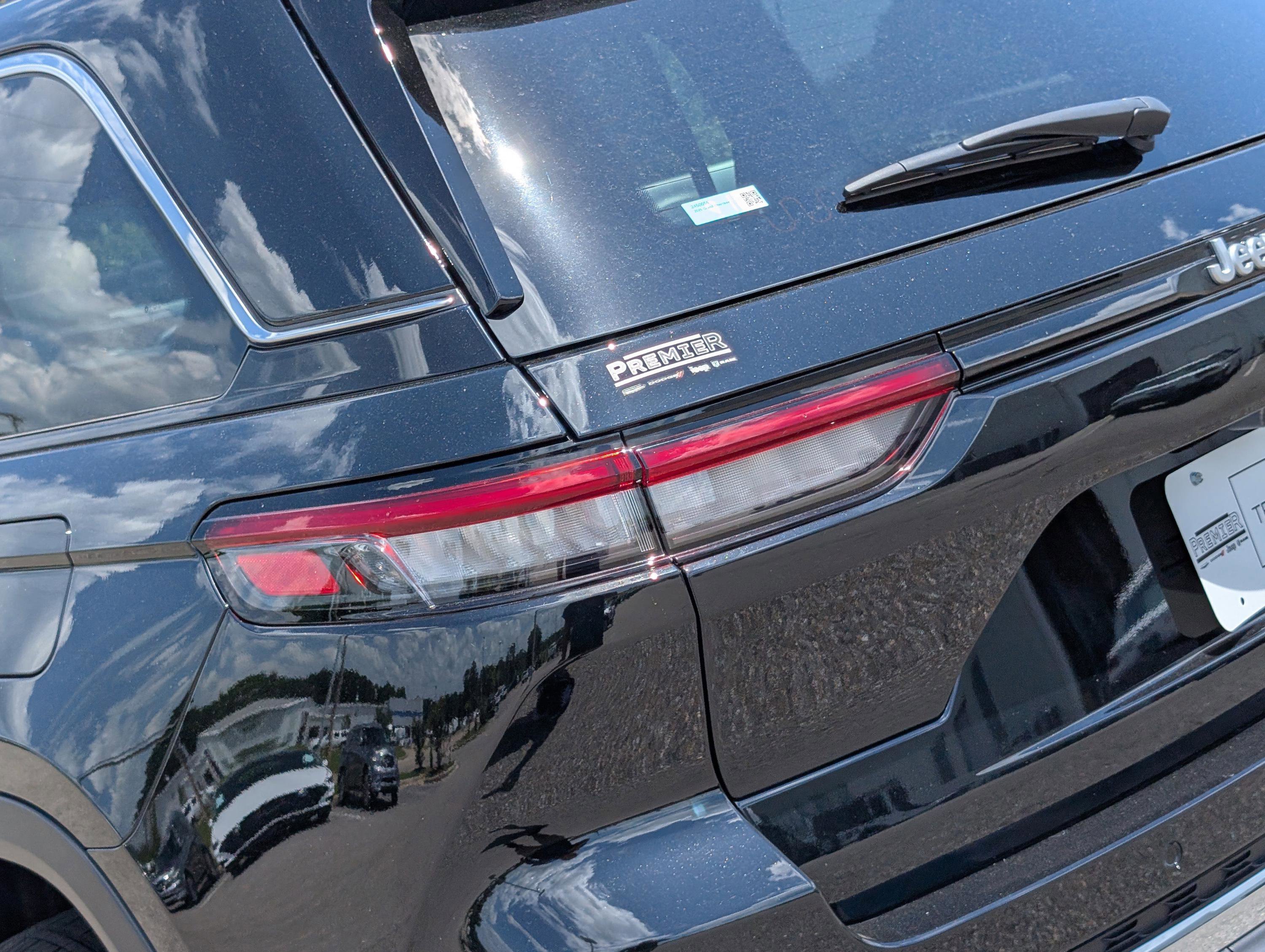 New 2025 Jeep Grand Cherokee Limited w/ Luxury Tech Group II image 10