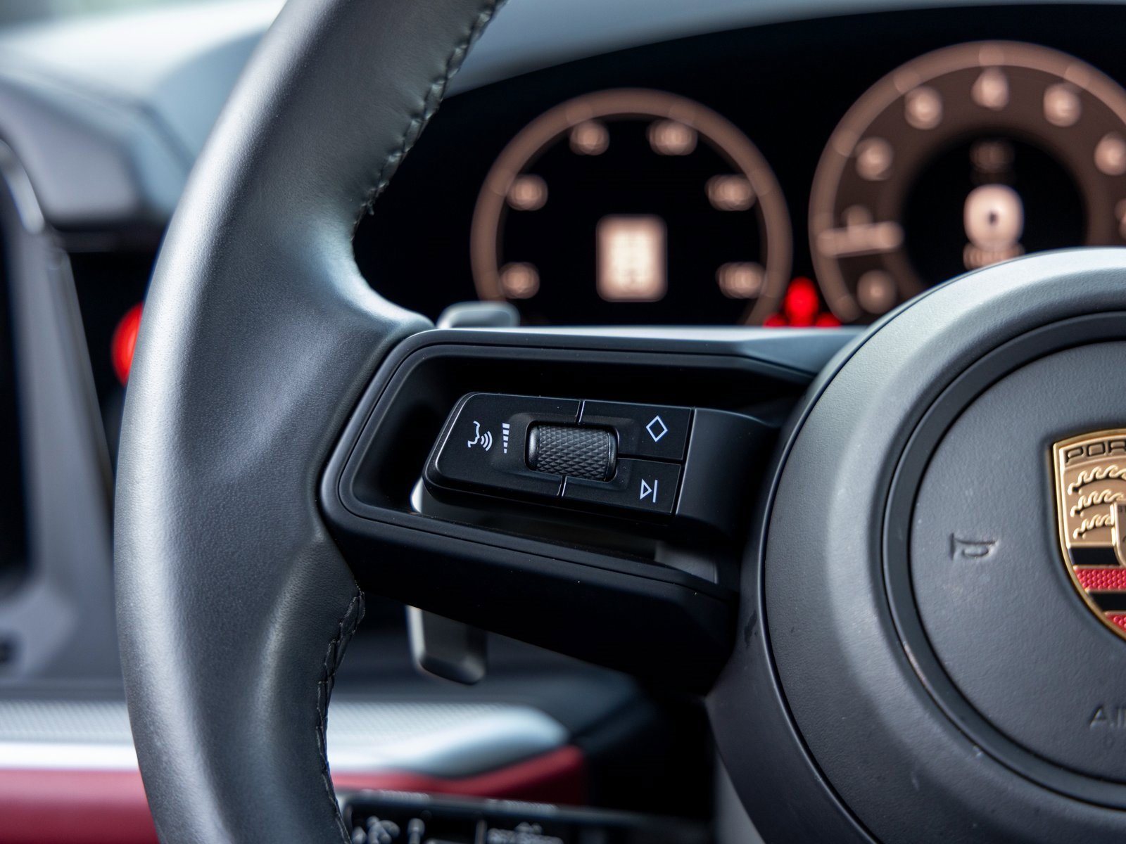 Certified 2025 Porsche Cayenne image 30