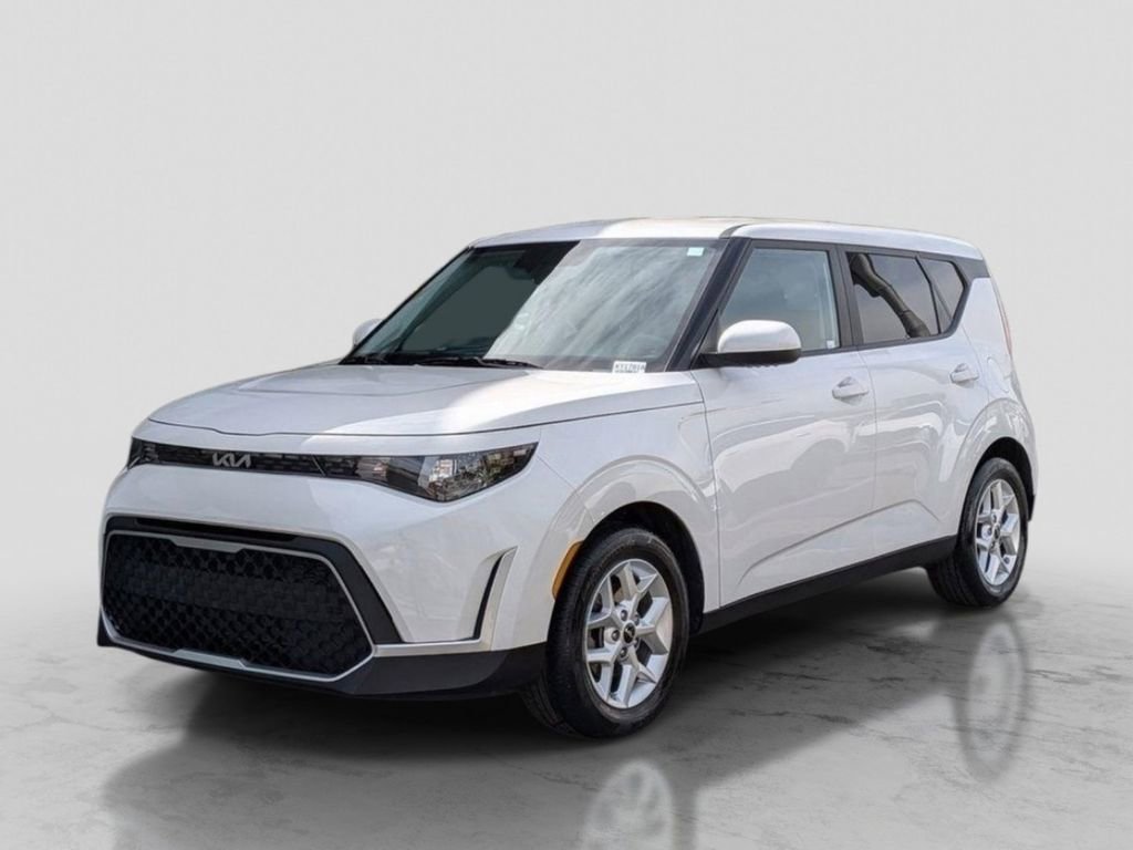 Used 2023 Kia Soul LX w/ LX Technology Package FWD image 2