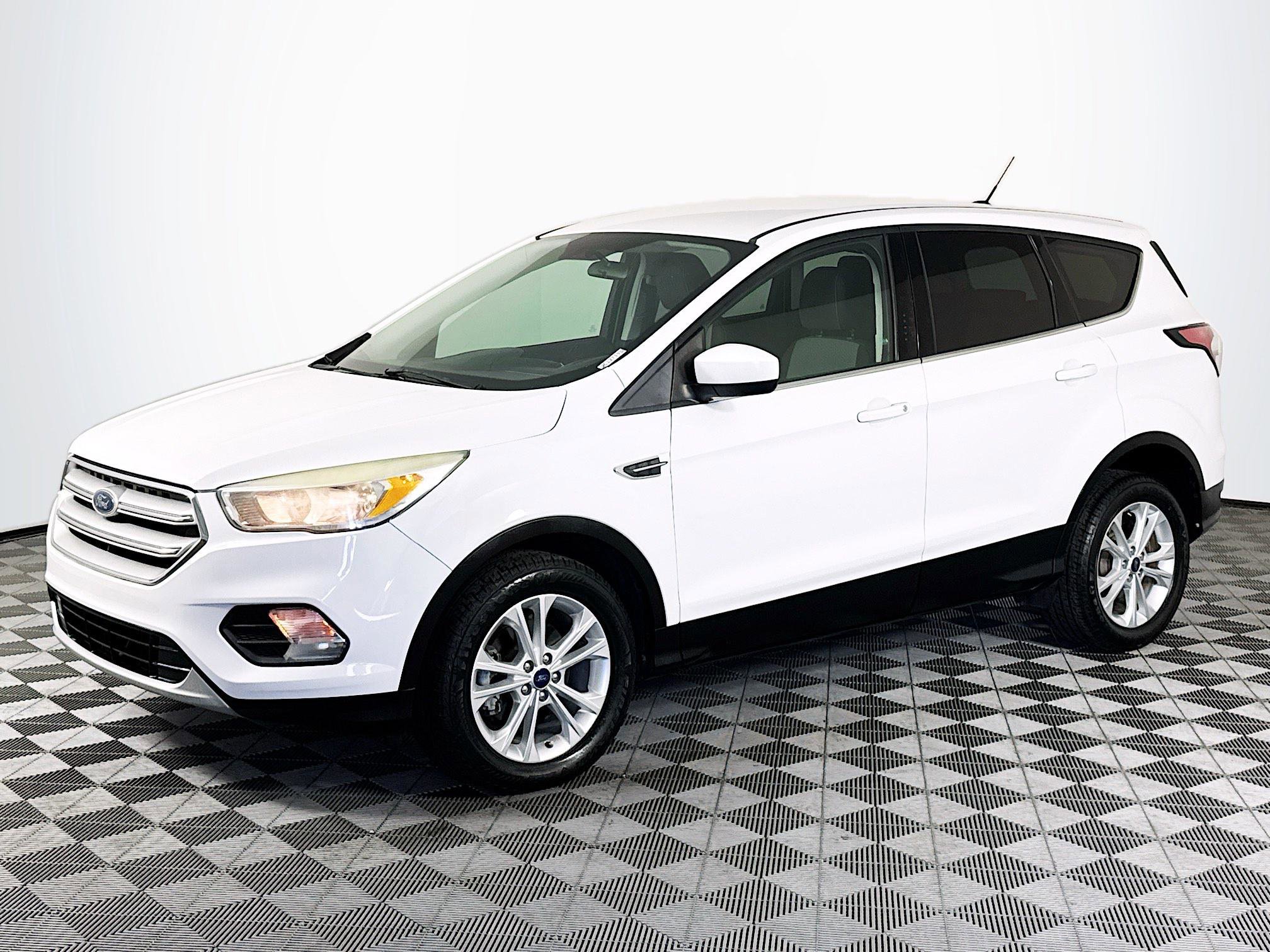 Used 2017 Ford Escape SE image 4