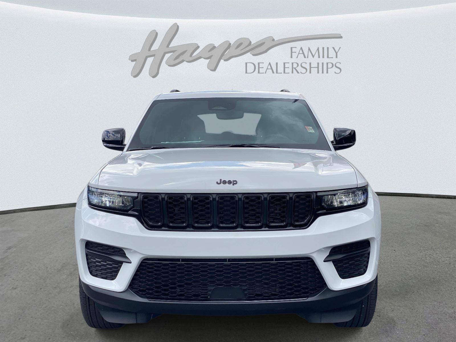 Used 2024 Jeep Grand Cherokee Altitude AWD/4WD image 11