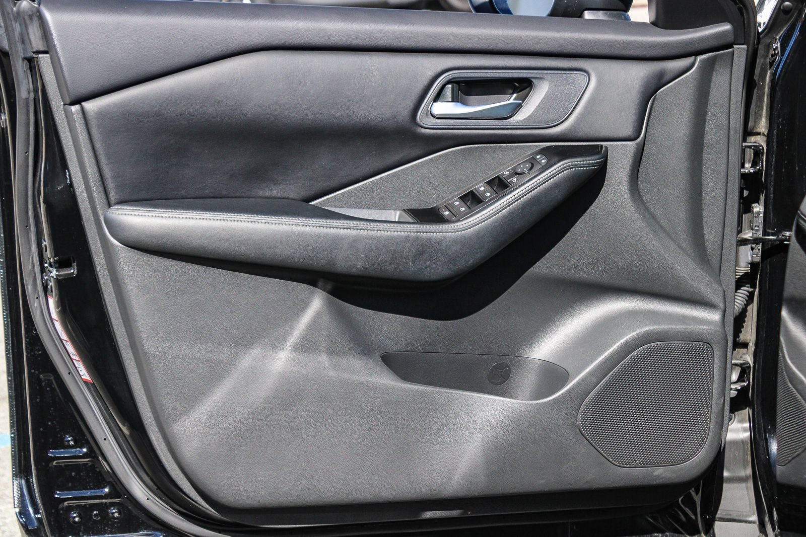 Used 2025 Nissan Rogue SV FWD image 23