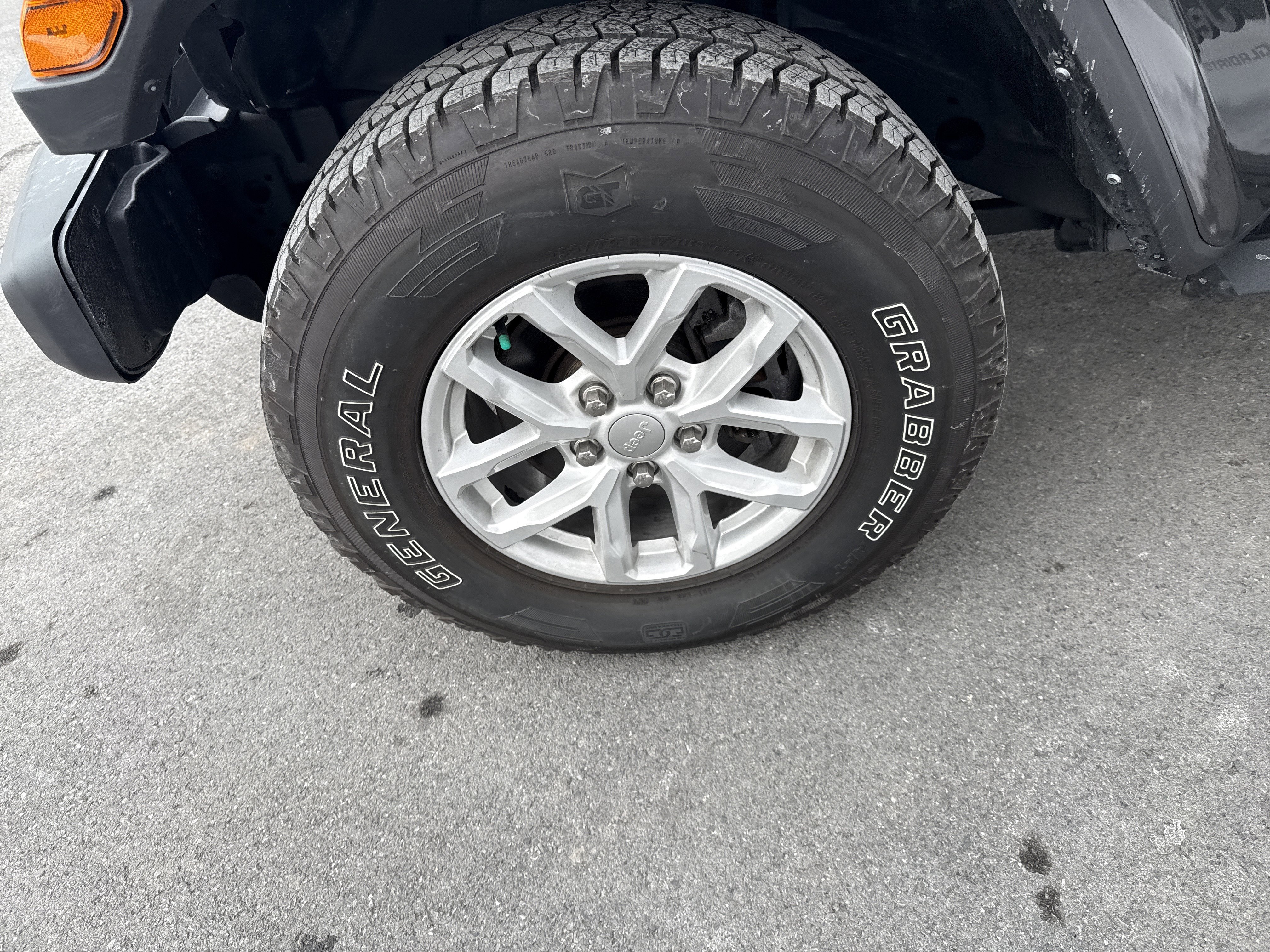 Used 2023 Jeep Gladiator Sport image 11