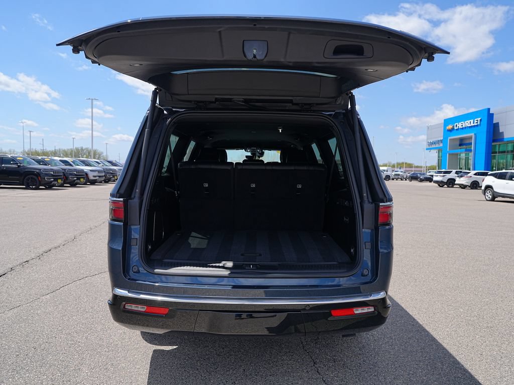 Used 2024 Jeep Wagoneer L Series III w/ Flexible Seating Group AWD/4WD image 14