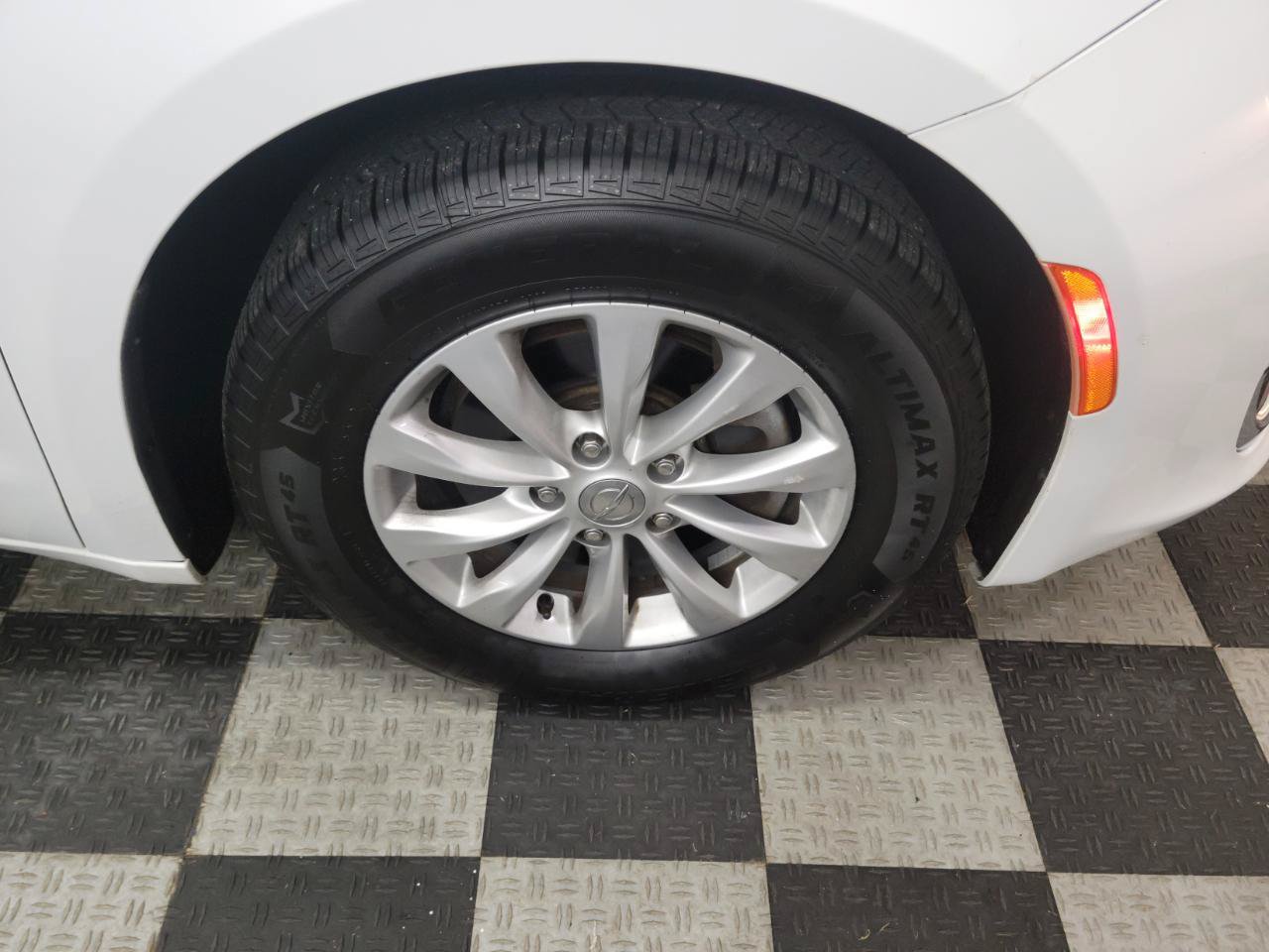 Used 2017 Chrysler Pacifica Touring-L FWD image 31