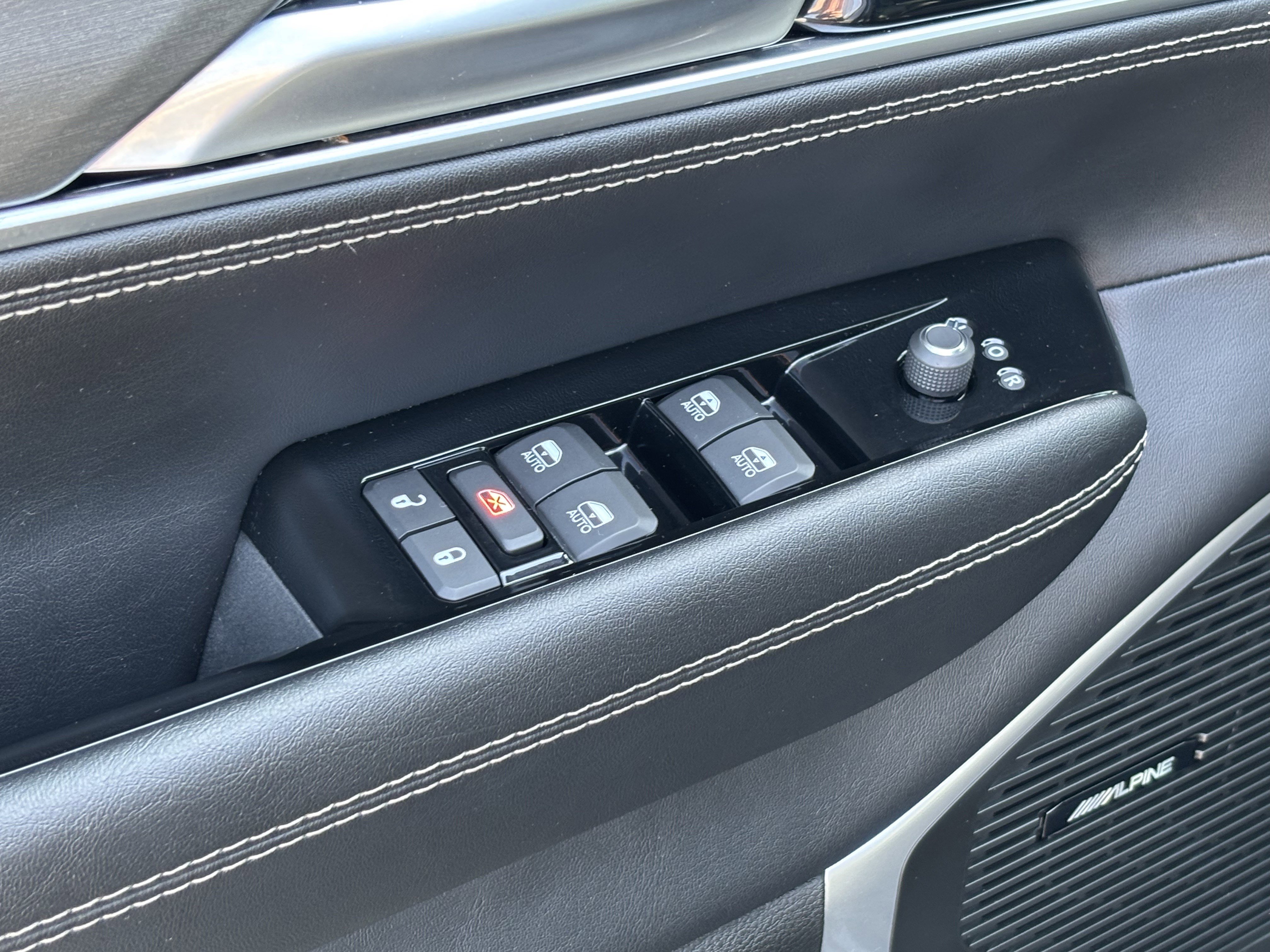 Used 2024 Jeep Wagoneer L Series II w/ Convenience Group I image 15