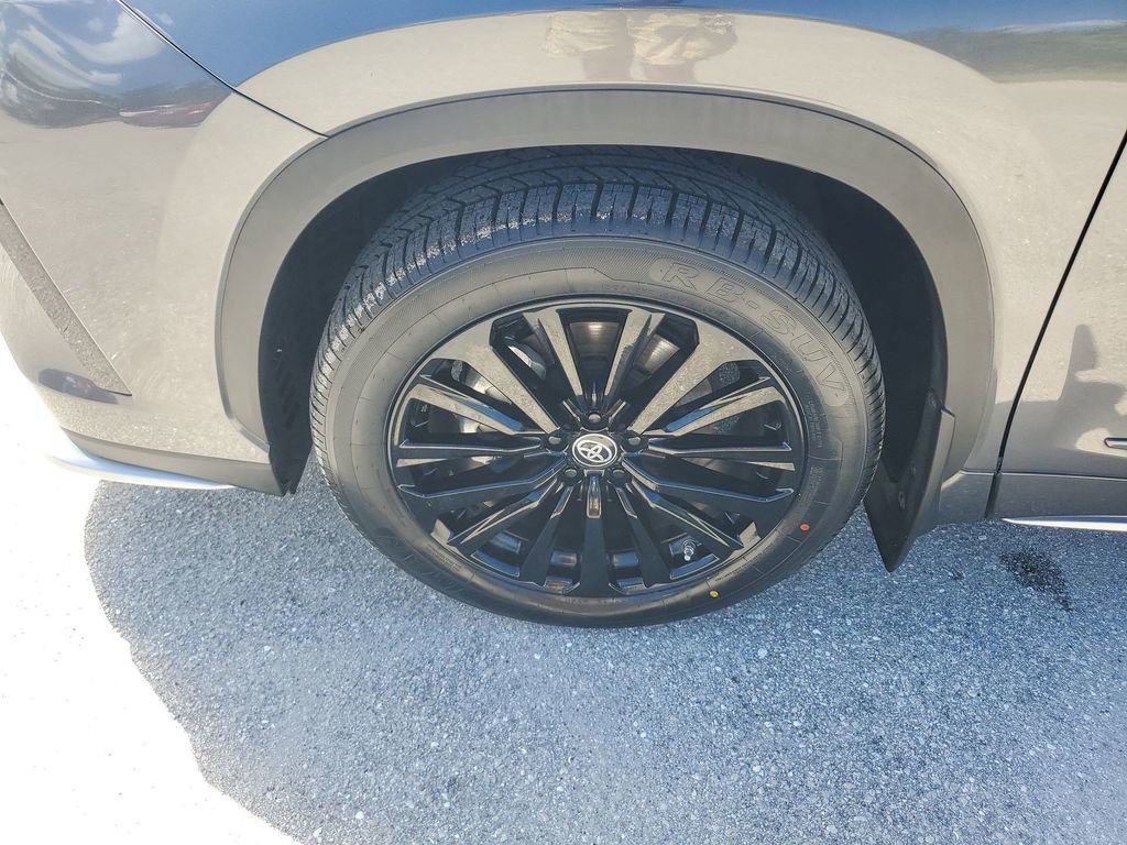 Certified 2023 Toyota Highlander L image 17