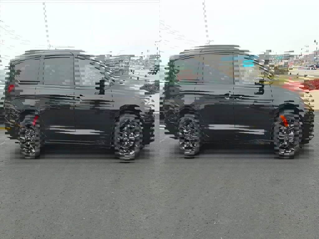 New 2026 Chrysler Pacifica Select w/ S Appearance Package image 2