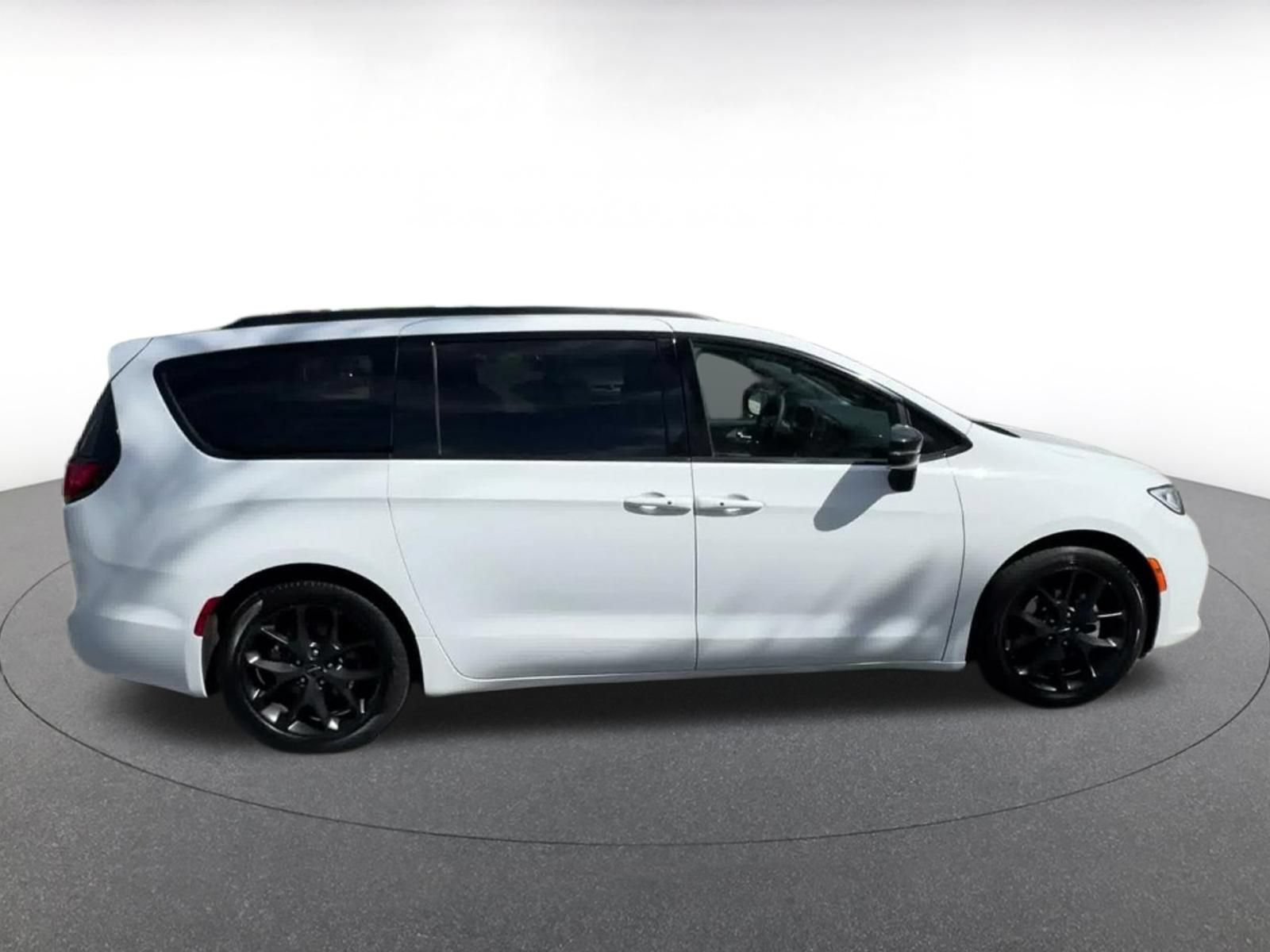 Used 2025 Chrysler Pacifica Limited FWD image 13