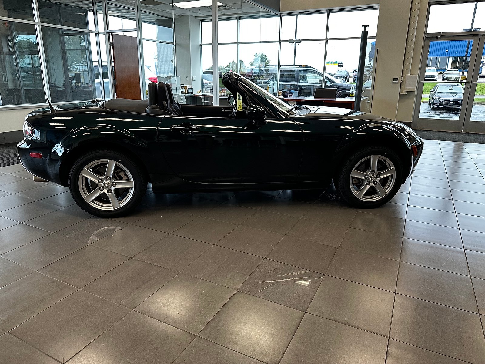Used 2007 MAZDA MX-5 Miata Sport RWD image 2