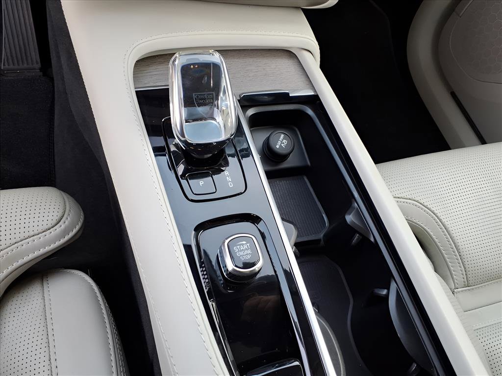 Used 2023 Volvo XC90 B6 Ultimate w/ Protection Package Premier image 18