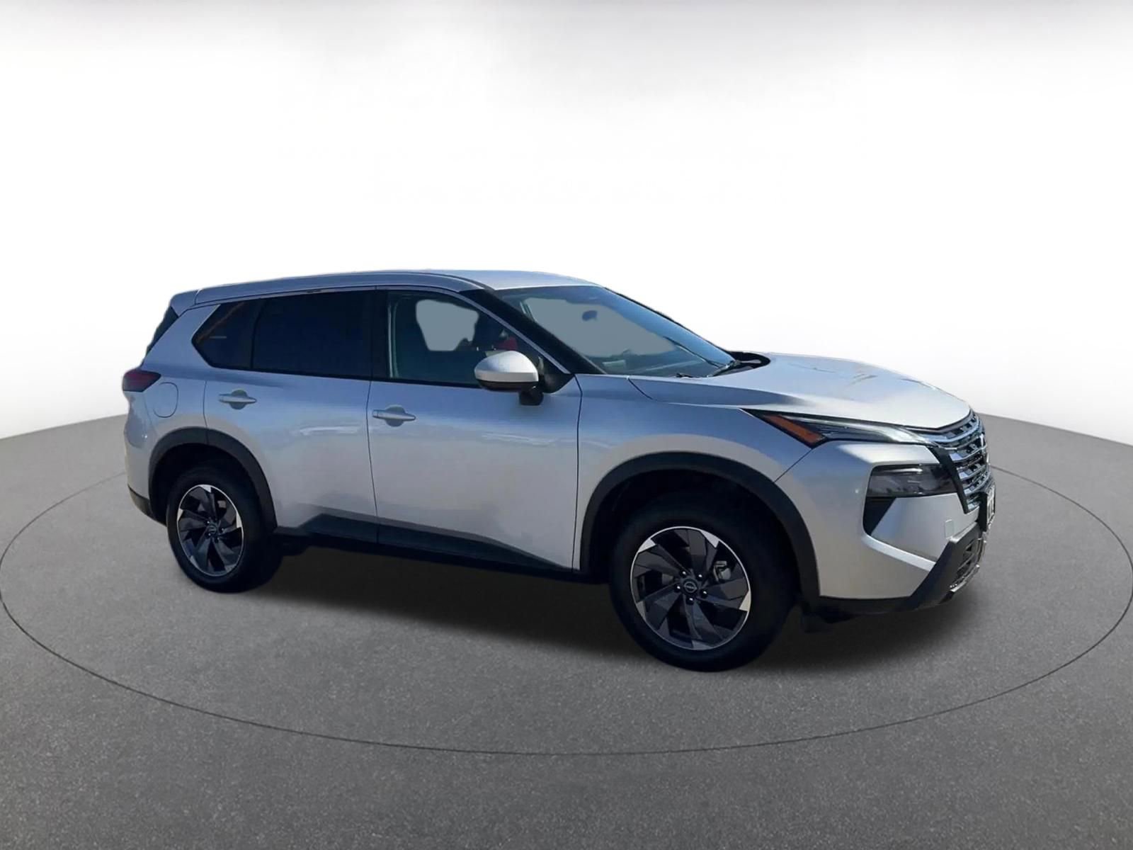 Used 2025 Nissan Rogue SV image 2