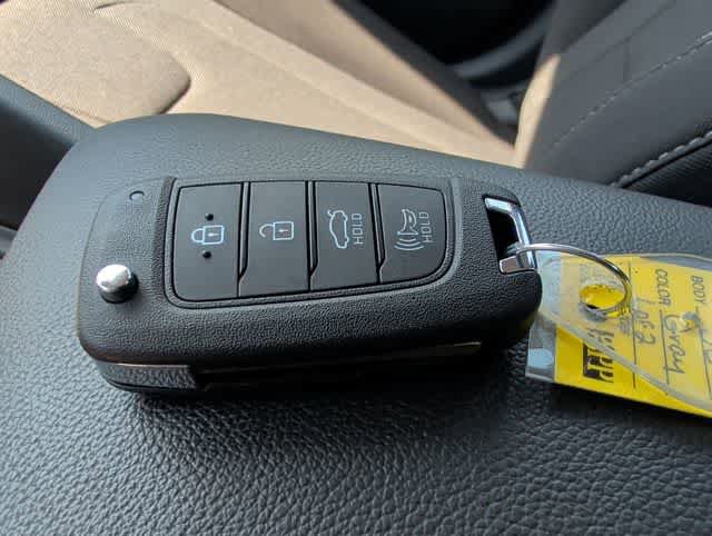 Used 2025 Hyundai Elantra SE FWD image 29