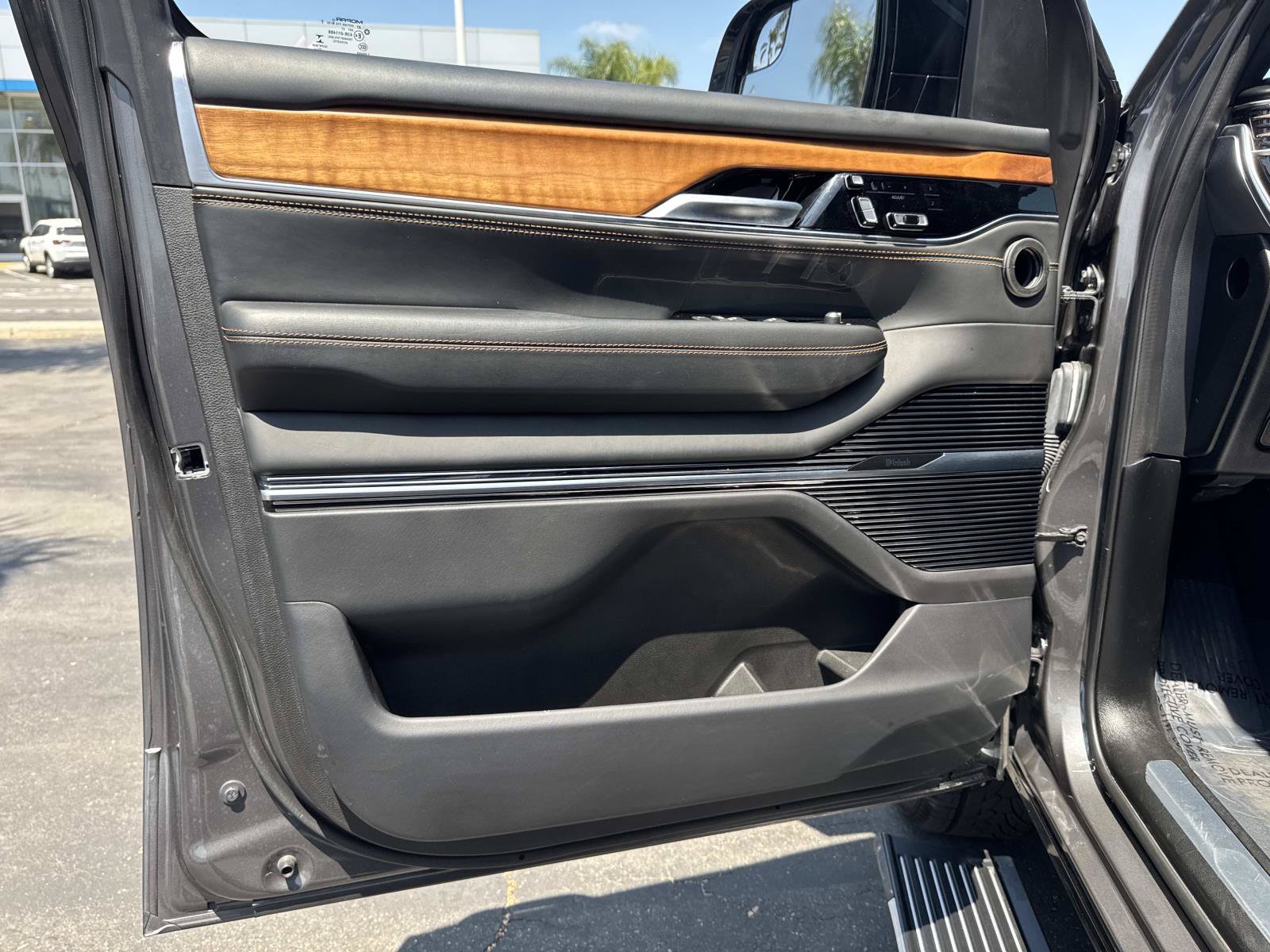 Used 2023 Jeep Grand Wagoneer Series III AWD/4WD image 19