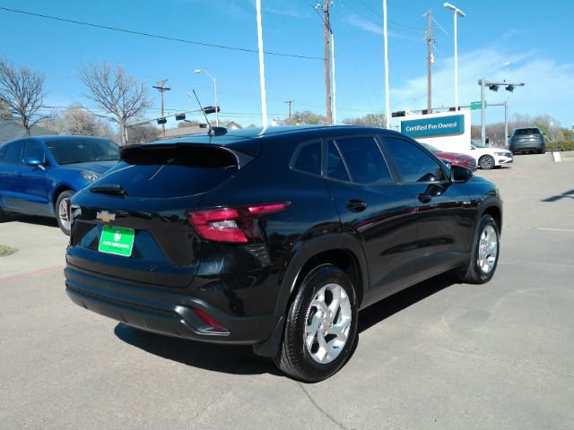 Used 2025 Chevrolet Trax LS w/ LS Convenience Package image 6