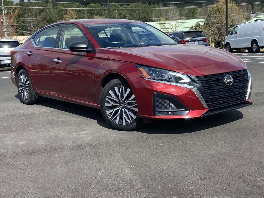 Used 2024 Nissan Altima 2.5 SV FWD image 1