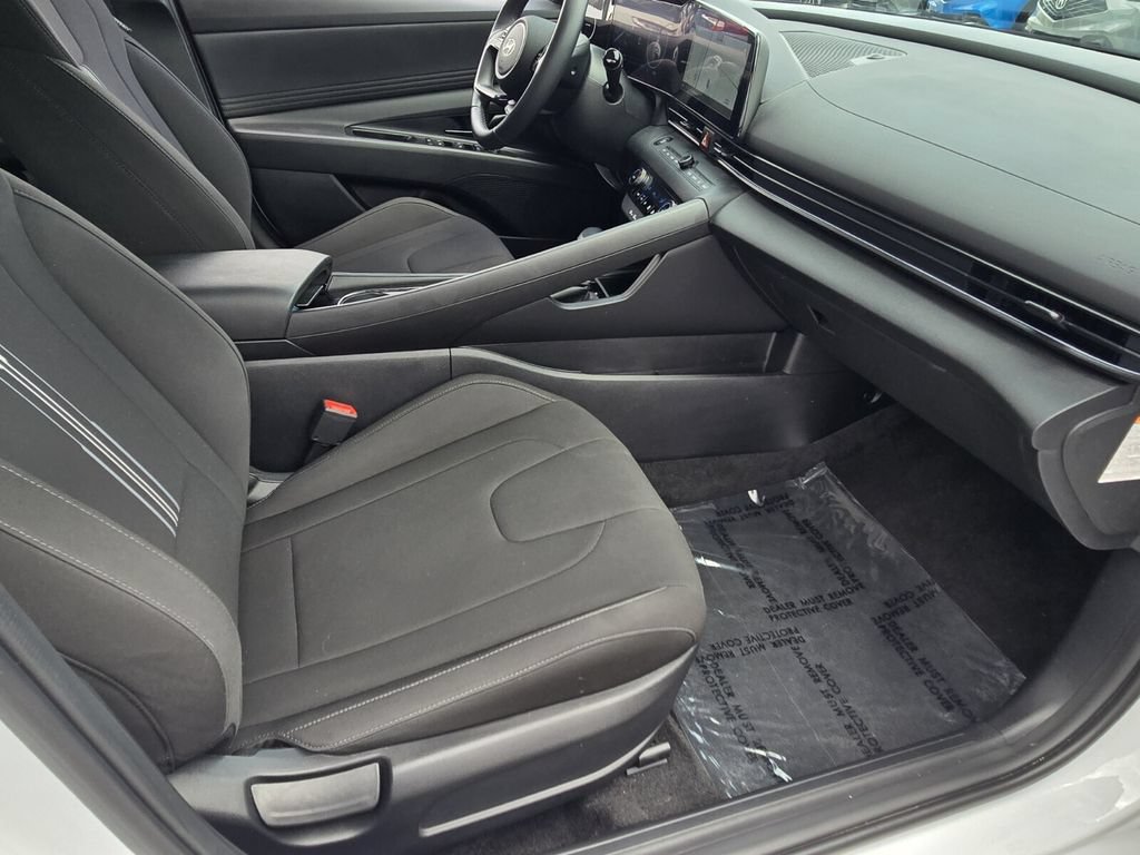 Certified 2025 Hyundai Elantra SEL w/ Cargo Package FWD image 16