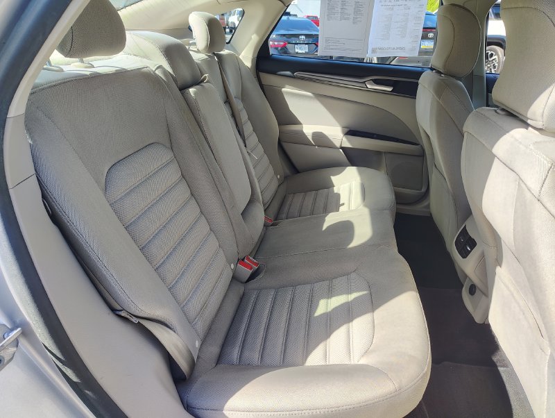Used 2017 Ford Fusion SE FWD image 18