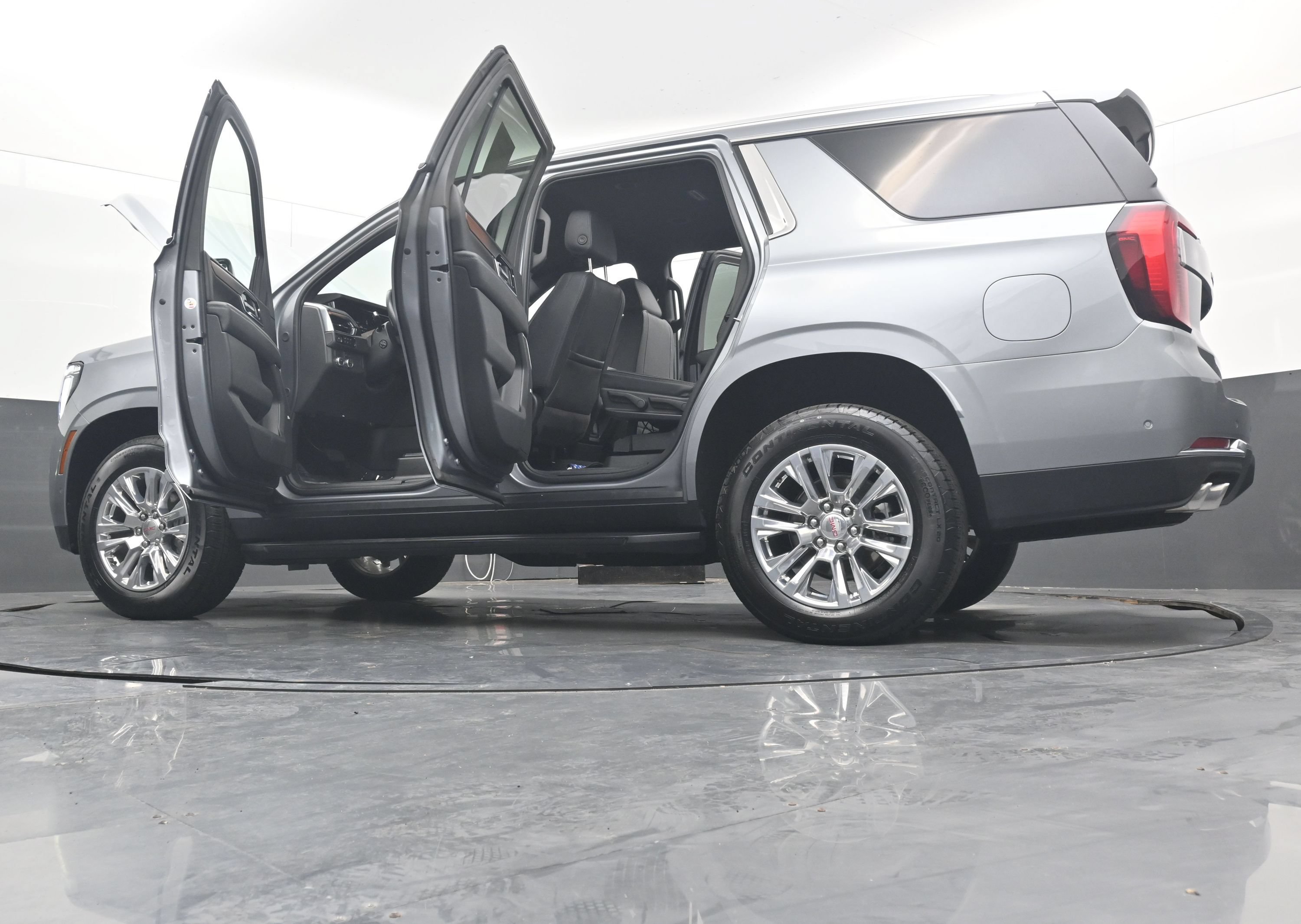 Used 2025 GMC Yukon Denali RWD image 49