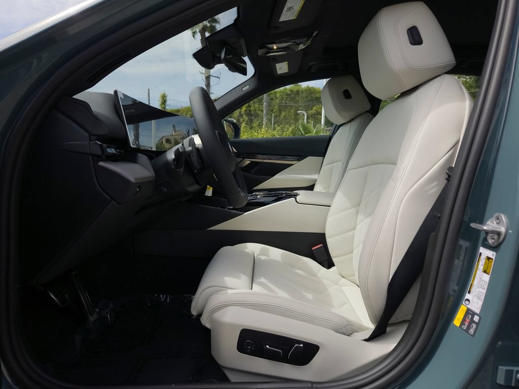 New 2026 BMW 550e xDrive image 7