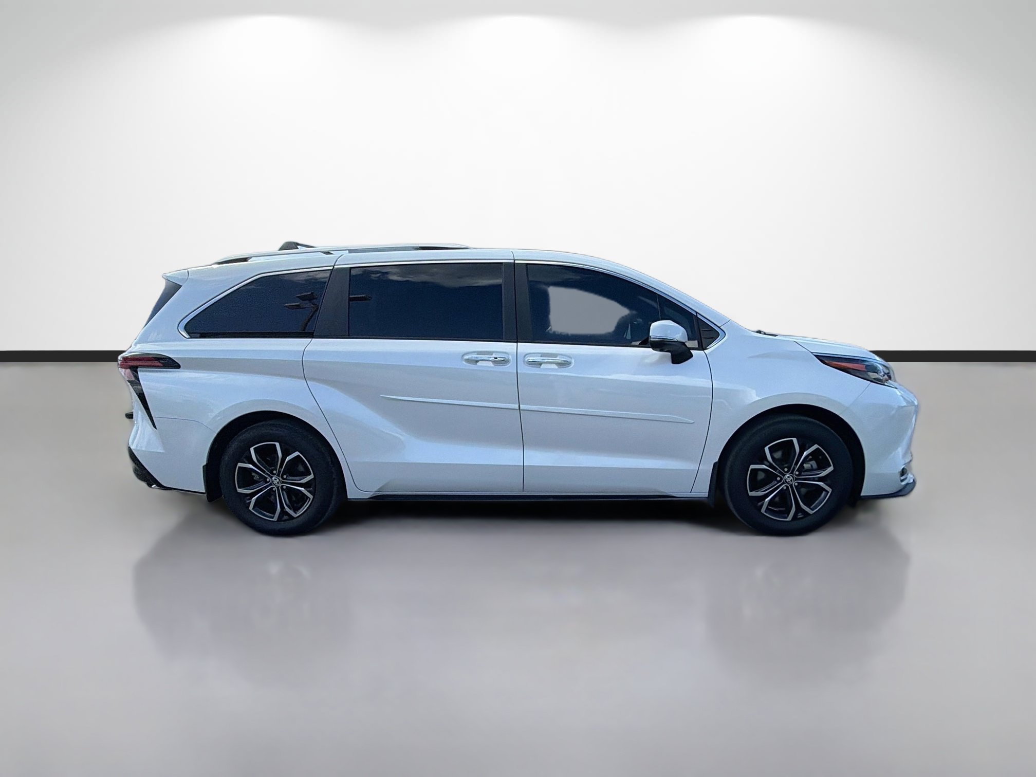Used 2025 Toyota Sienna Platinum AWD/4WD image 2