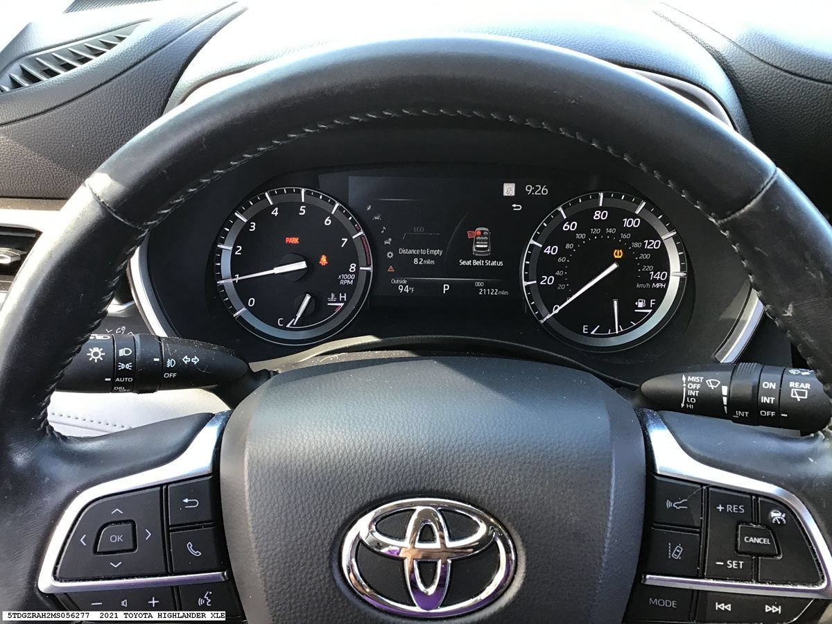 Used 2021 Toyota Highlander XLE FWD image 13