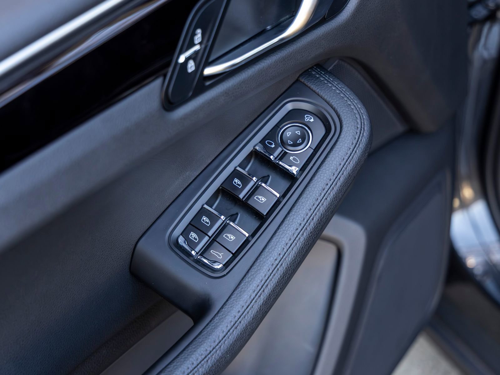 Certified 2024 Porsche Macan image 25