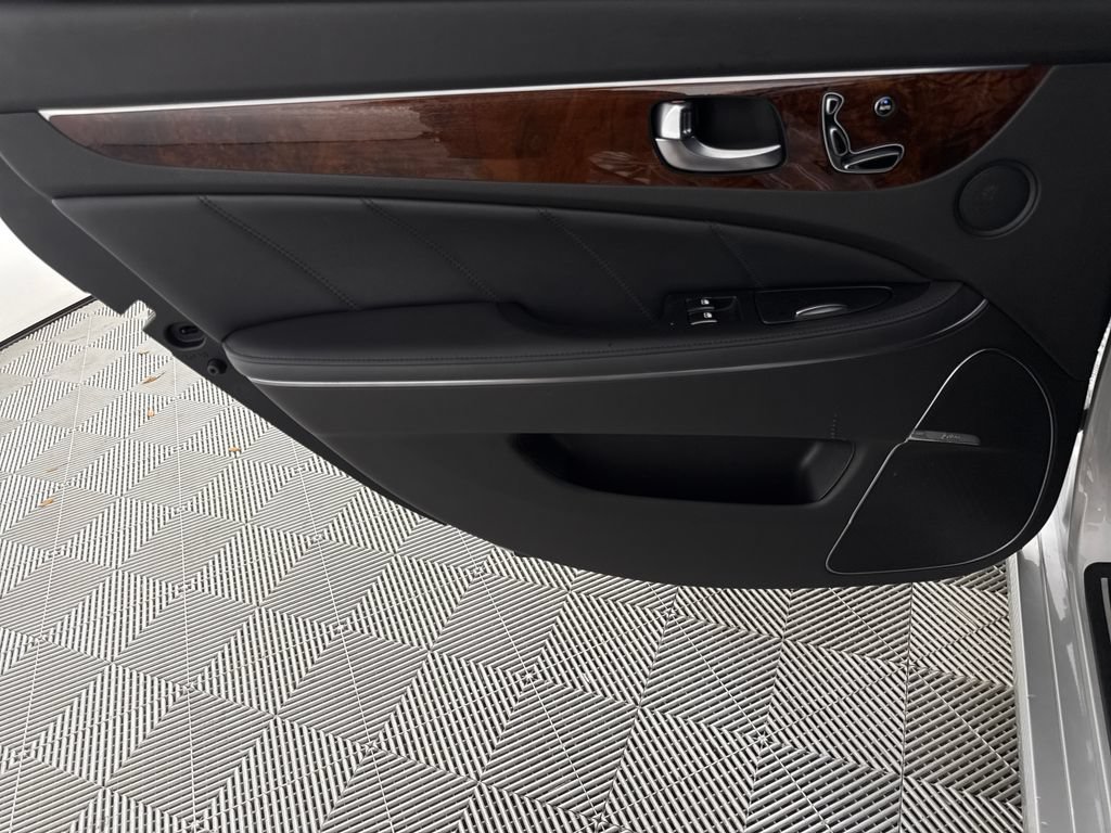 Used 2016 Hyundai Equus Signature RWD image 12