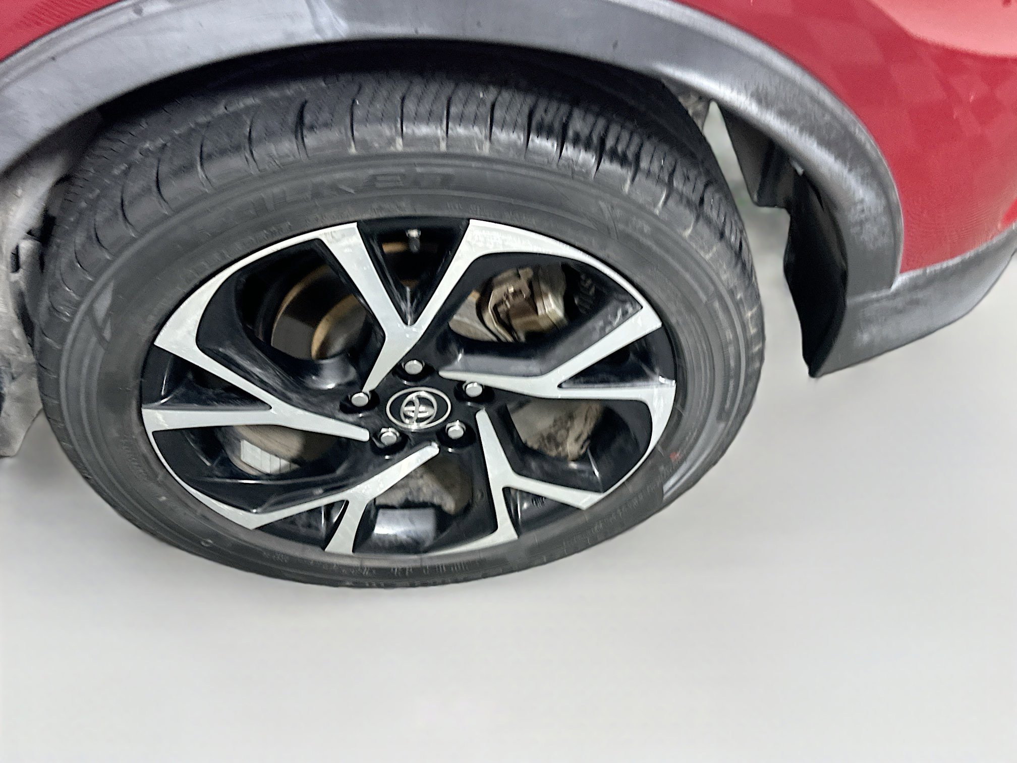 Used 2018 Toyota C-HR XLE FWD image 11