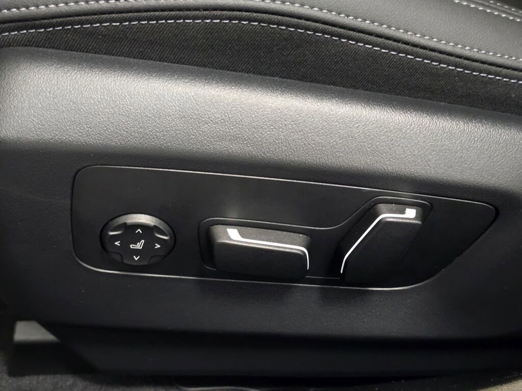 Used 2026 BMW 530i xDrive w/ Premium Package image 36