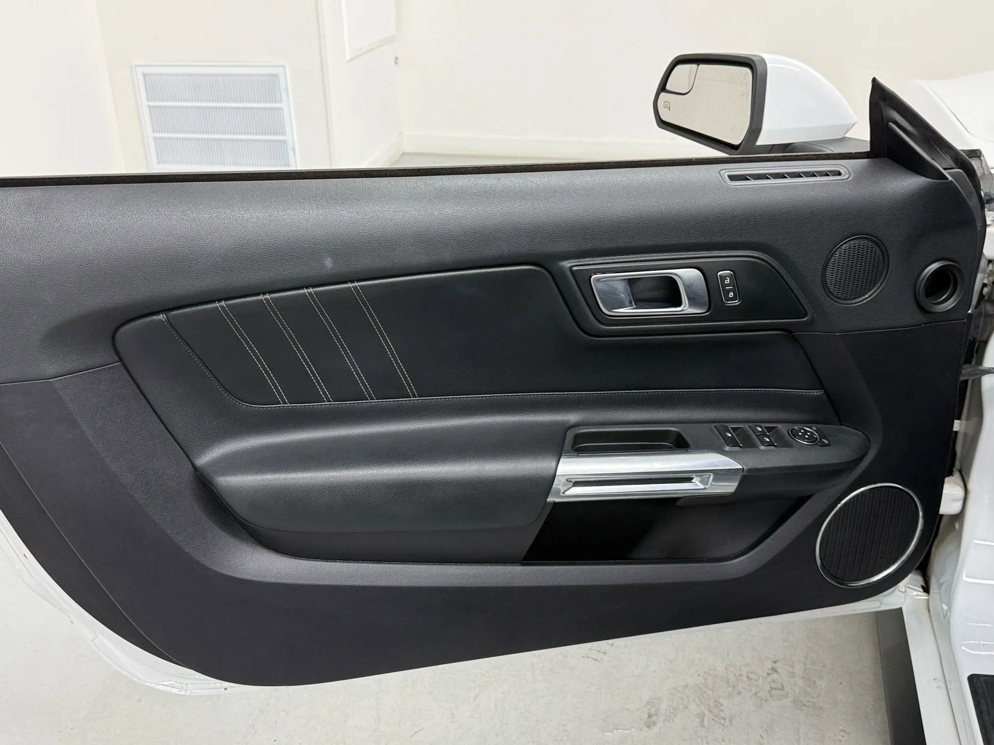 Used 2019 Ford Mustang Premium image 18