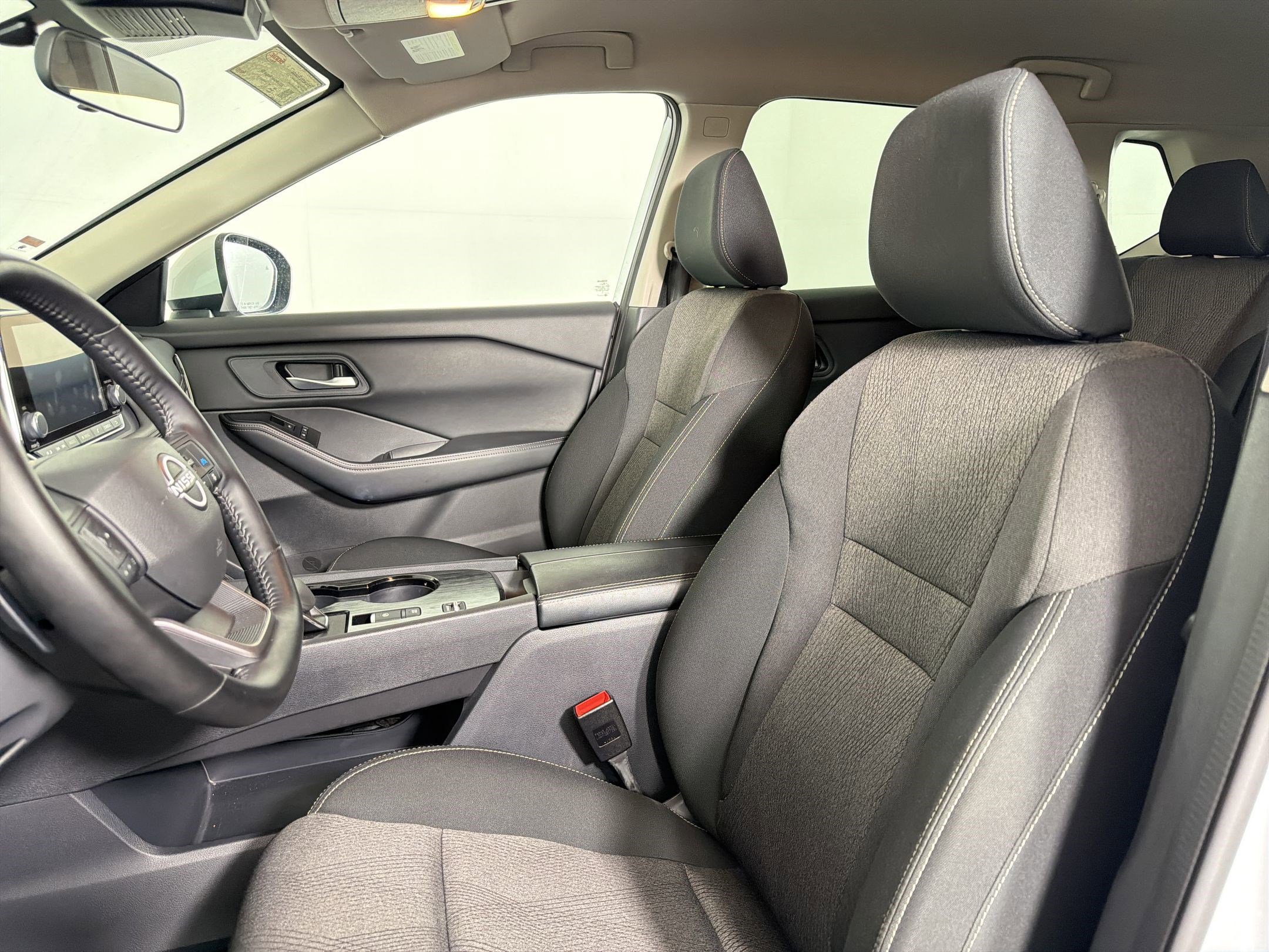 Used 2025 Nissan Rogue SV FWD image 4
